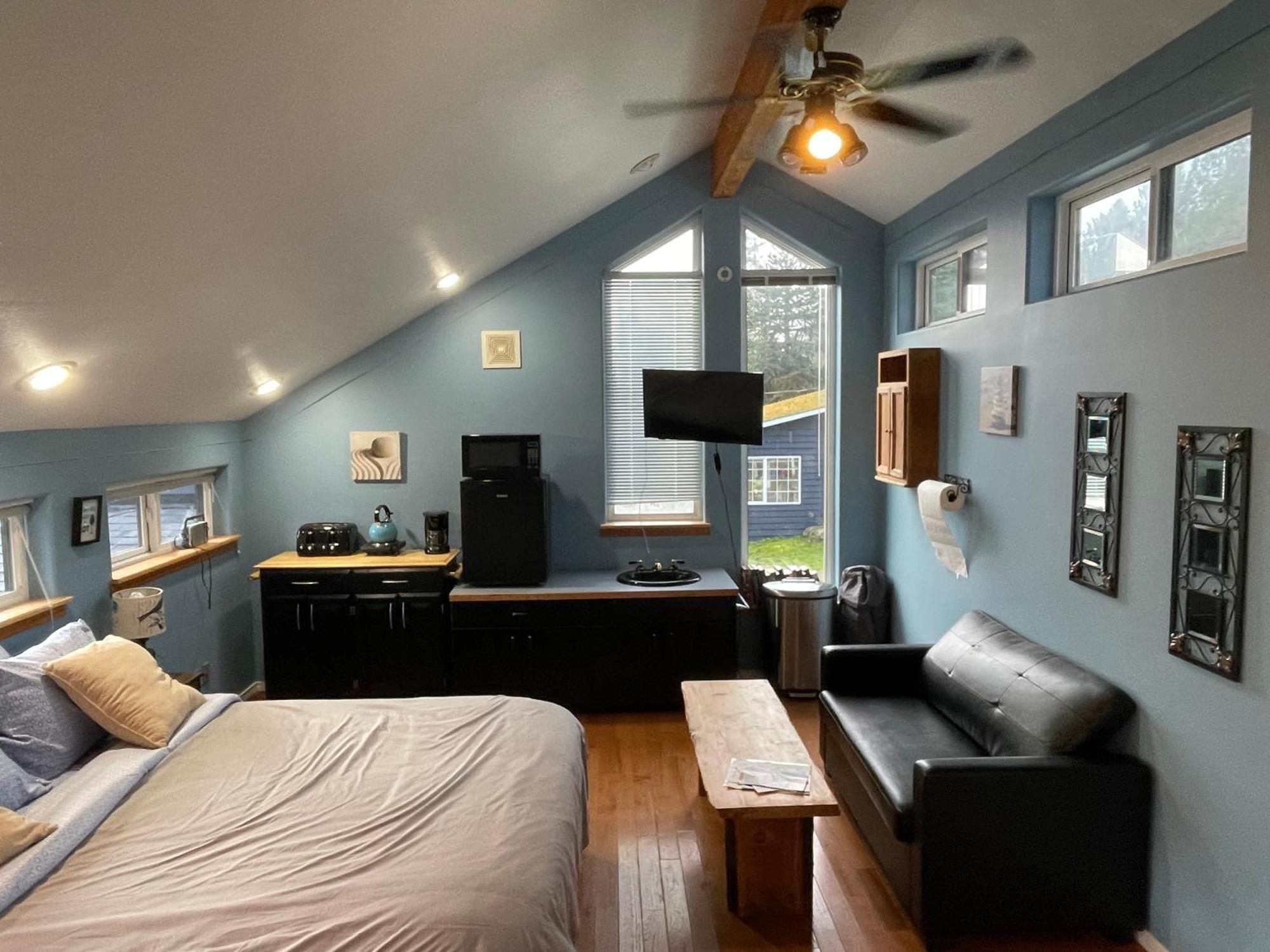 Oceanfront Studio/loft: Alpacas, Oysters & Kayaks Holiday home Shelton