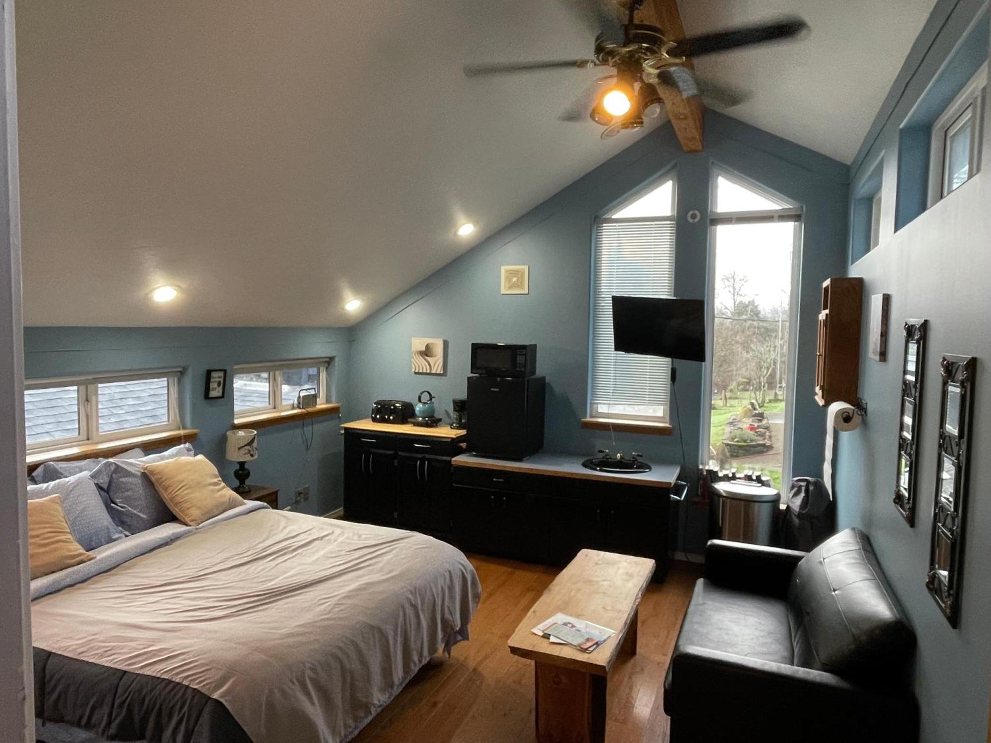 Oceanfront Studio/loft: Alpacas, Oysters & Kayaks Holiday home *
