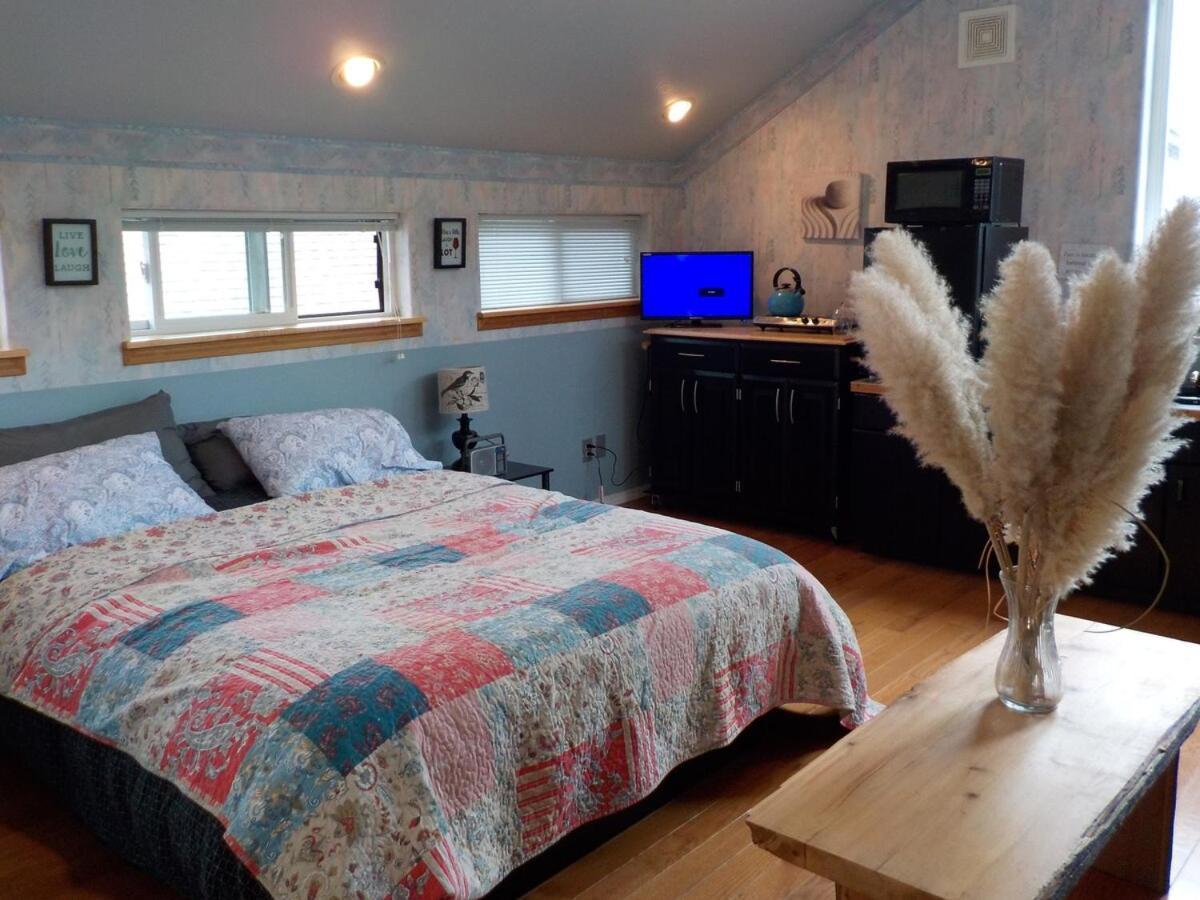 Oceanfront Studio/loft: Alpacas, Oysters & Kayaks Shelton